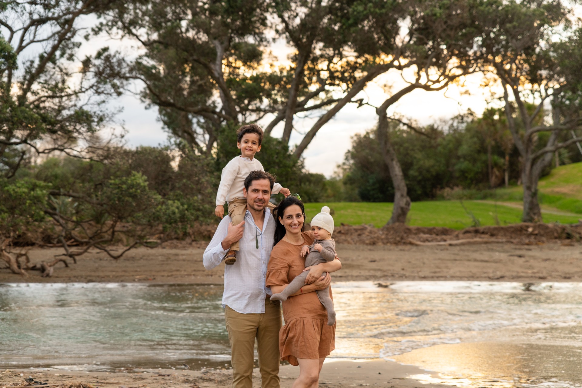 family photo on the beach, made by auckland photographer elia making memories