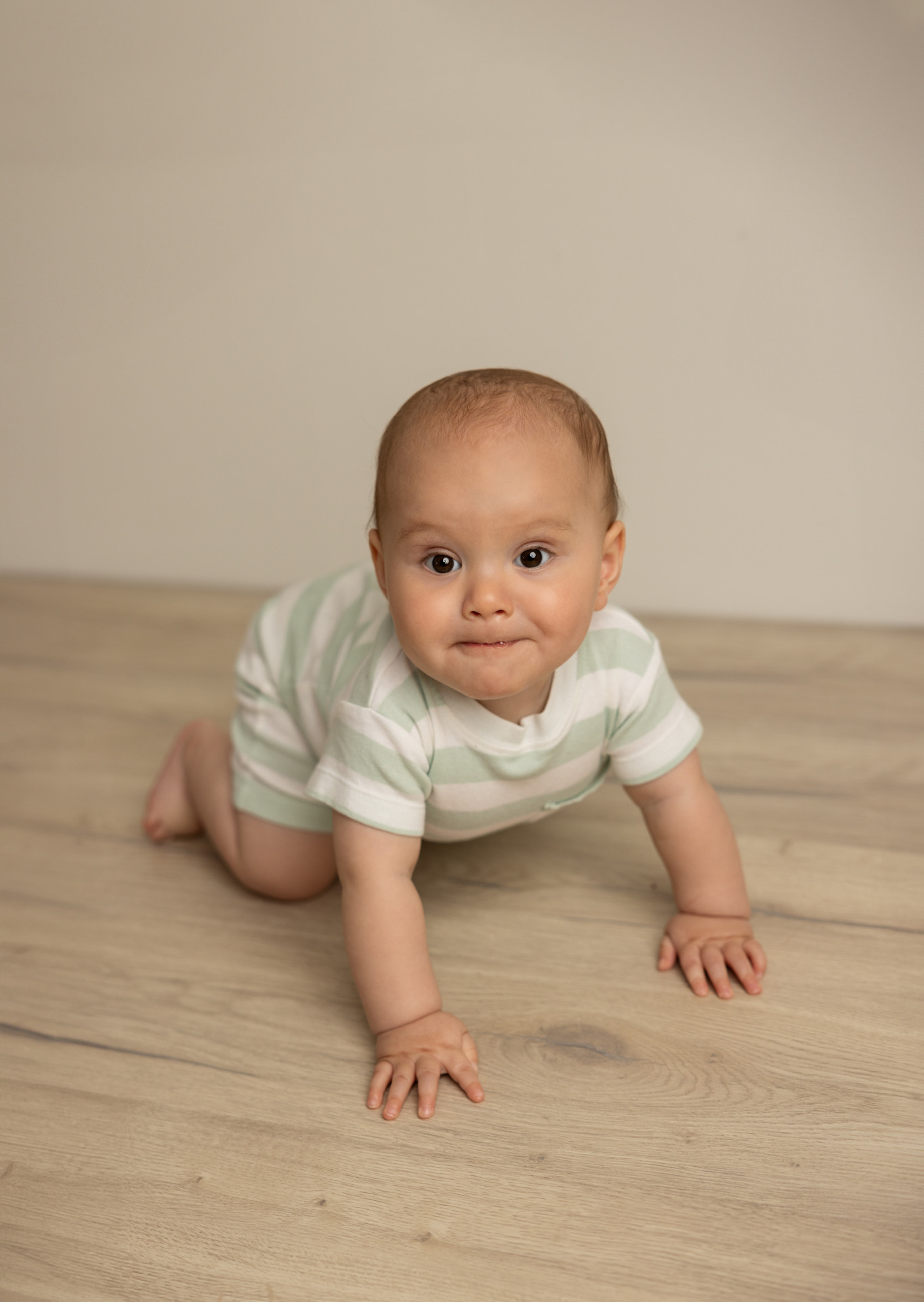 baby  crawling