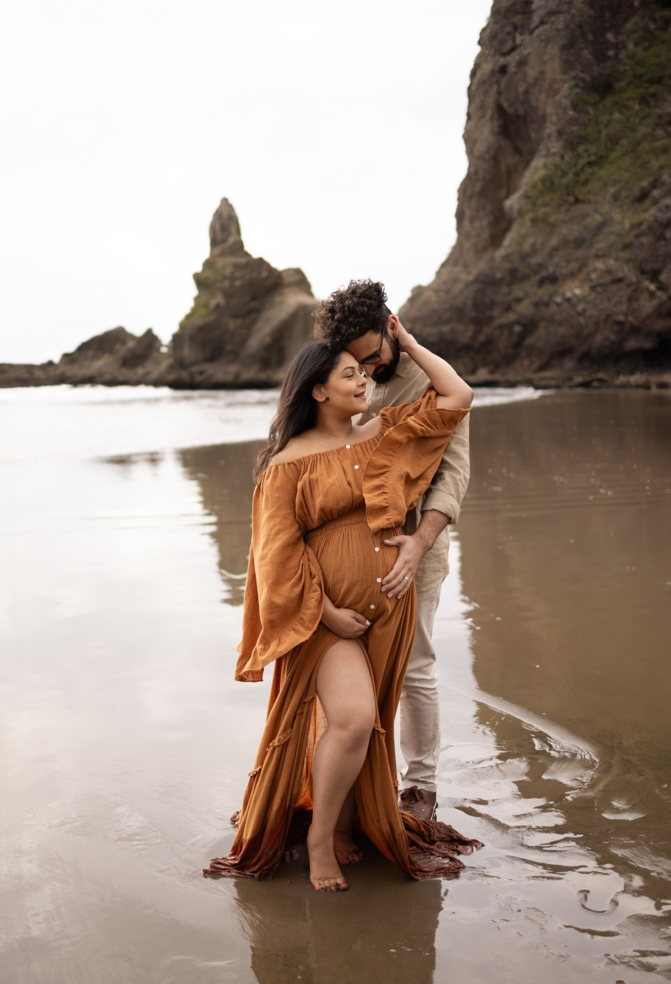 pregnant couple at the beach