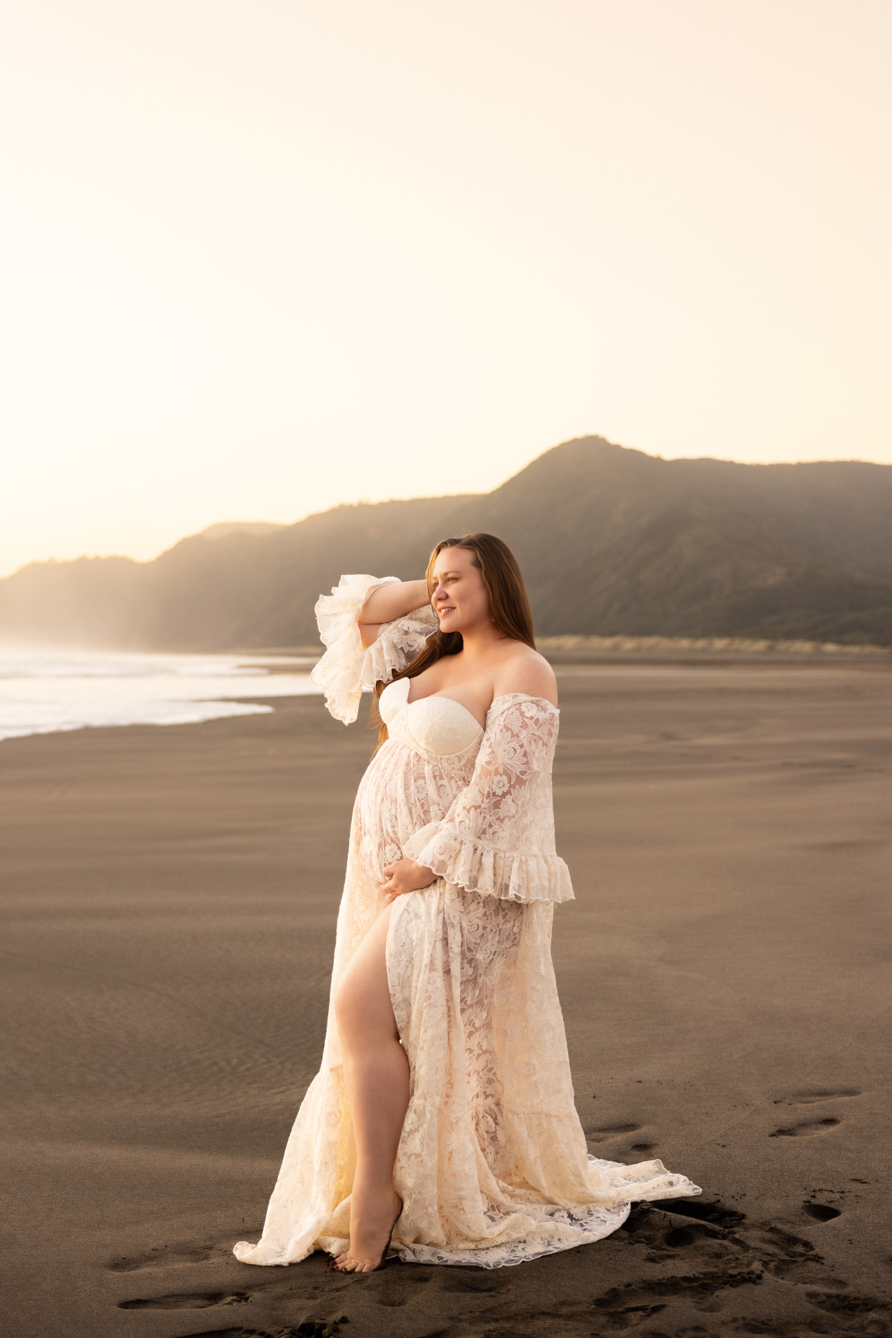 pregnancy shoot at piha beach