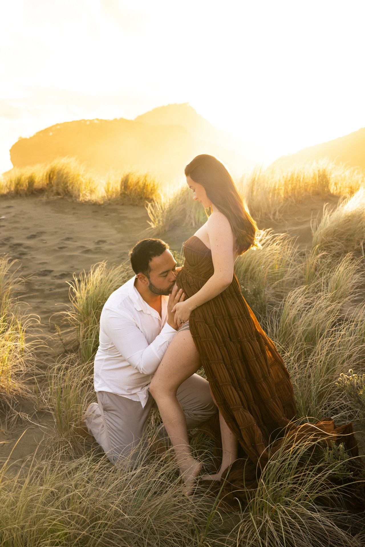 dad kissing the pregnant belly