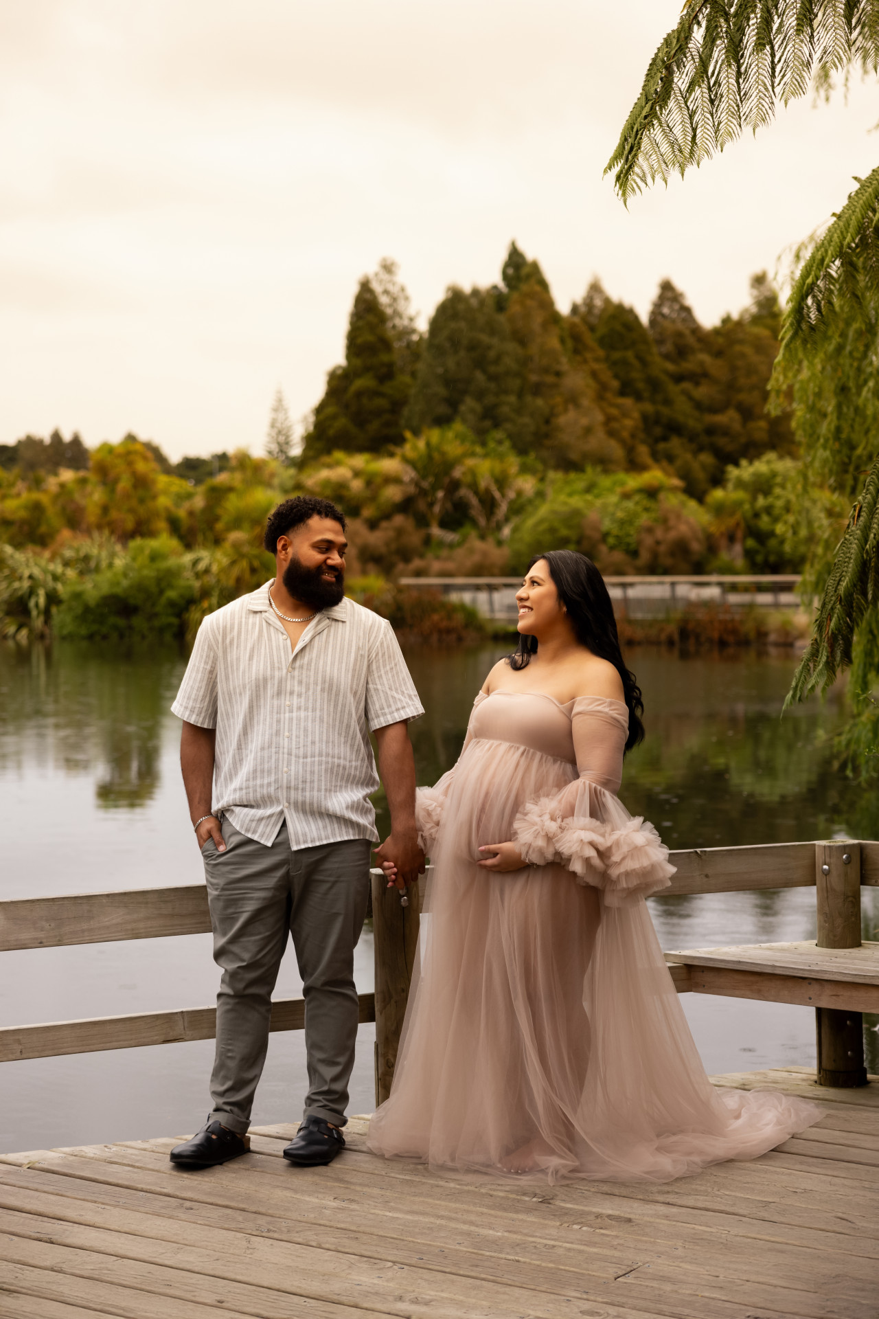 maternity photoshoot on lake