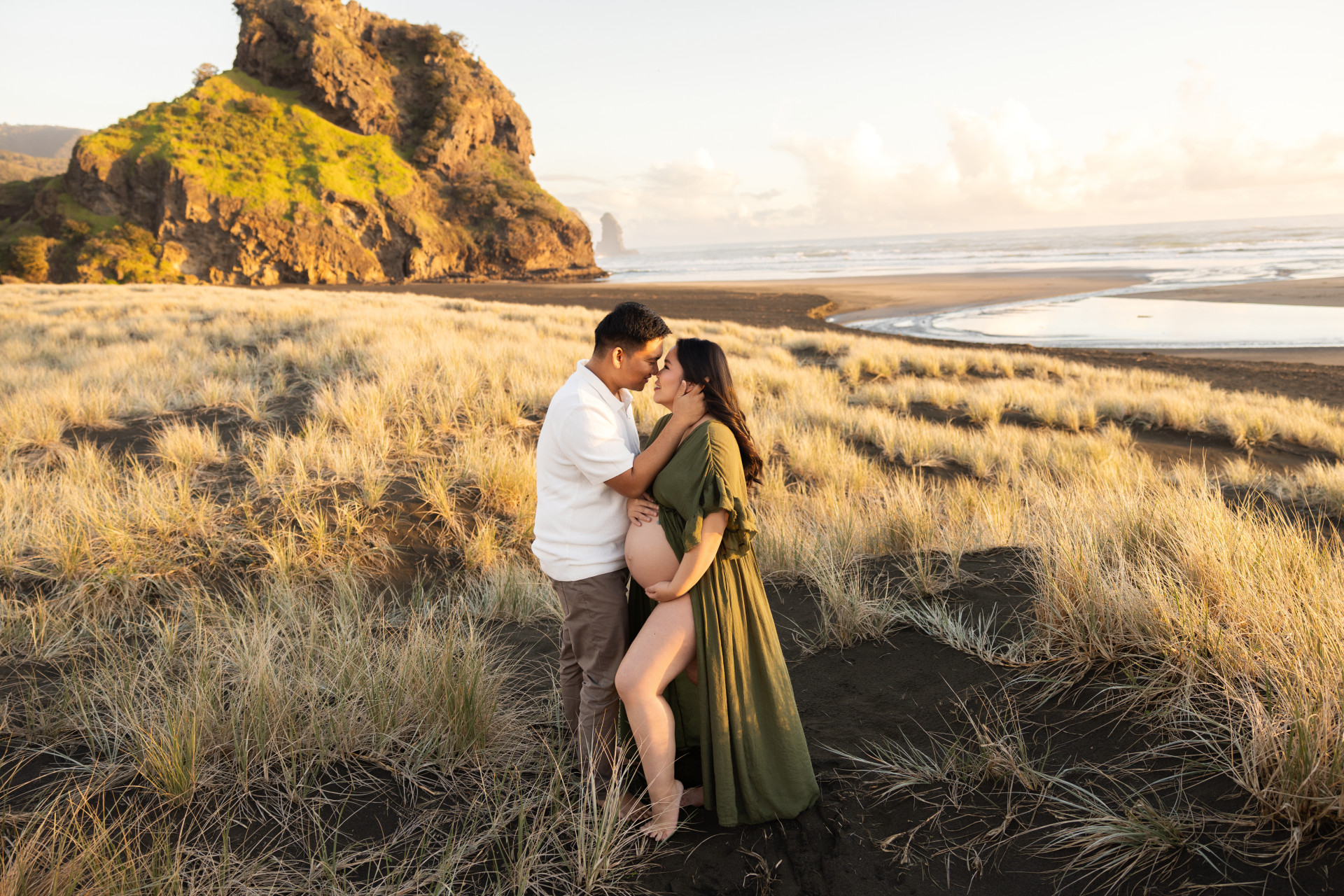 maternity portrait at Piha beach