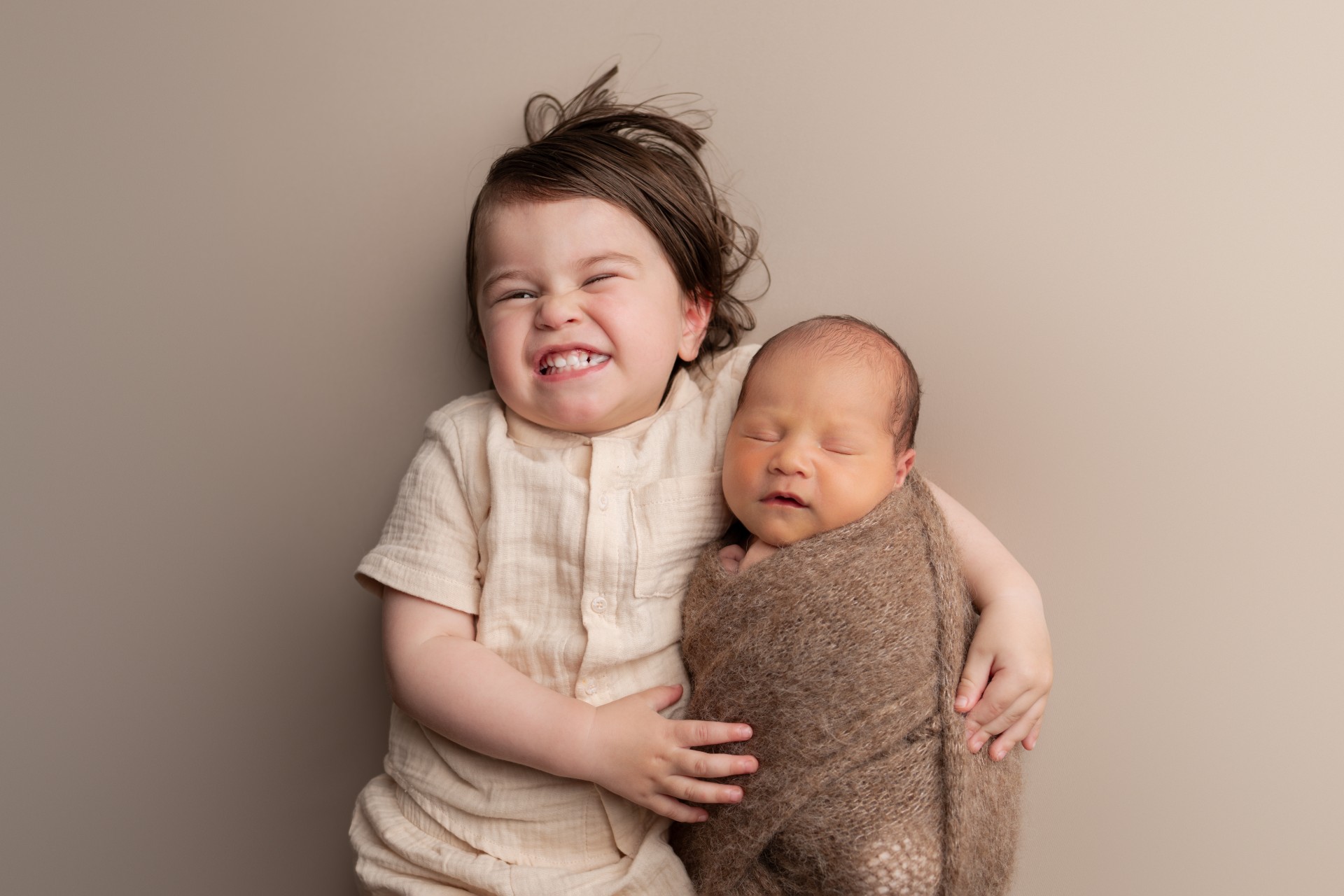 siblings photo with newborn and a toddler