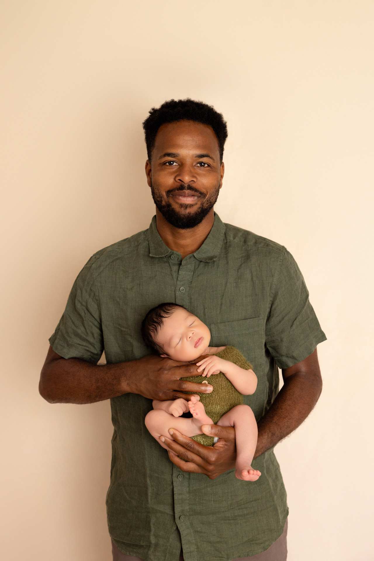 dad holding newborn