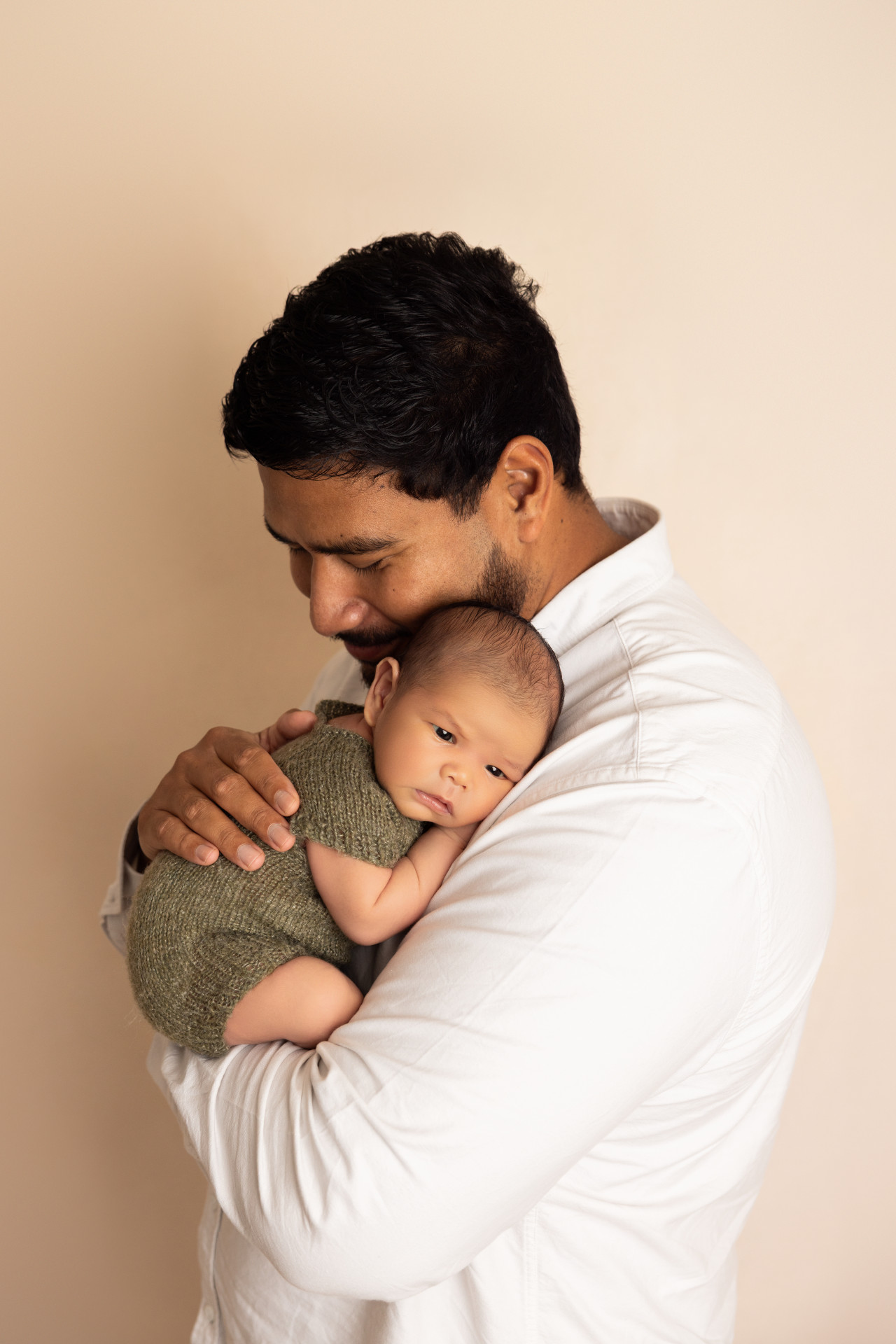 dad and newborn